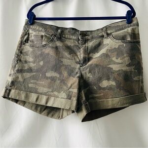 Cuffed Camo 5 Pocket Women's Camp Shorts Size 16 New York & Company